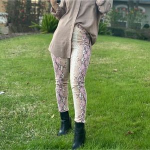 SNAKE SKIN LEGGINGS!